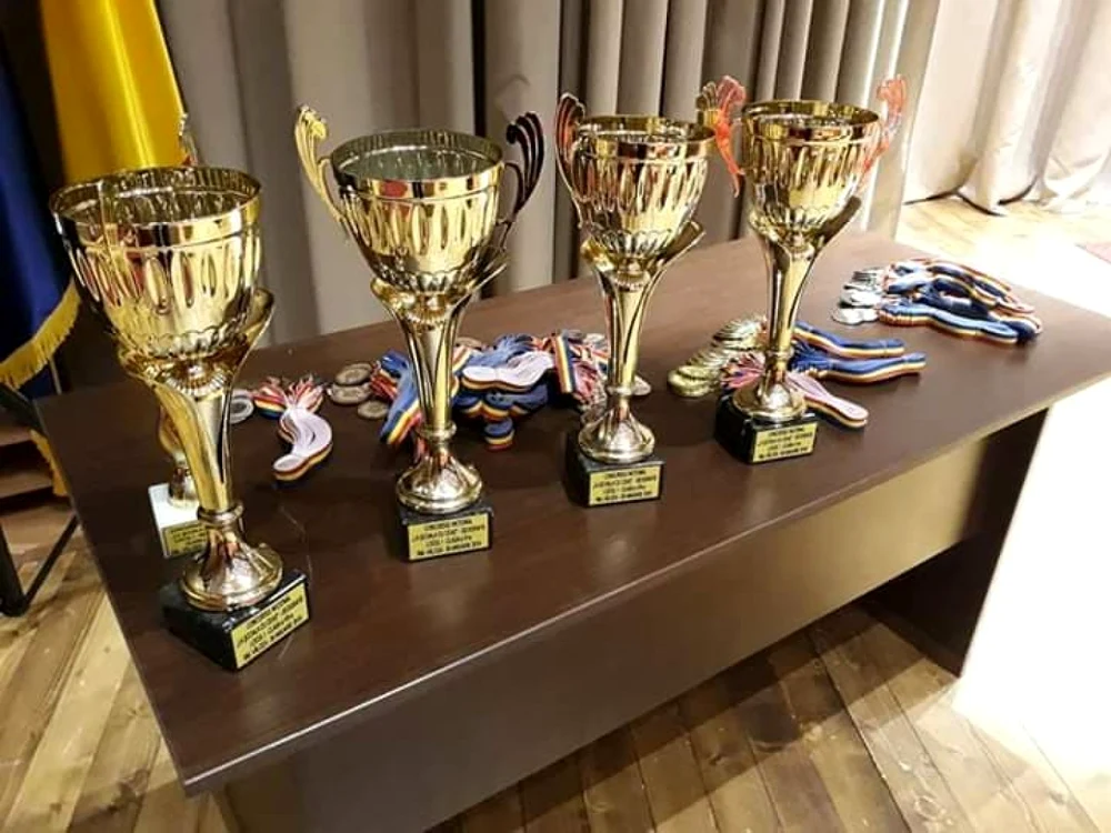 Cele patru cupe pregătite iniţial de organizatori s-au suplimentat cu două.