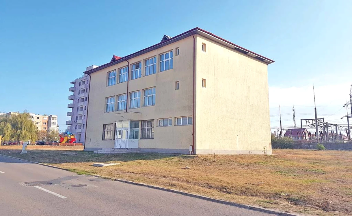 
    2019. Clădirea este cu lacătul pe uşă şi cu scările distruseFoto: adevarul  