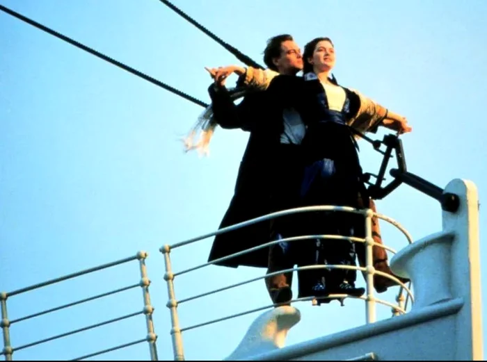 Jack și Rose pe balustrada Titanicului