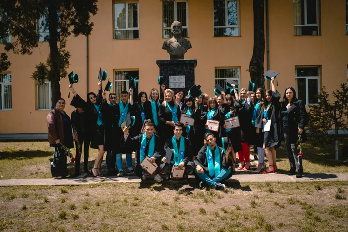 Promoţia Liceului Tehnologic Iancu Jianu care a reuşit cel mai bun rezultat: 100% rată de promovare la Bacalaureat FOTO: arhiva prof. Constantin Călugăru