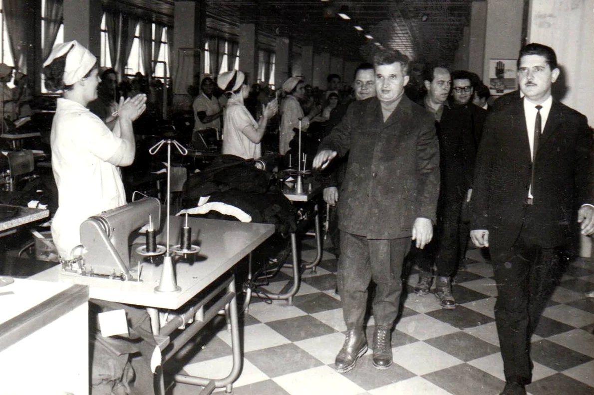 Nicolae Ceauşescu în vizită de lucru la Fabrica de confecţii din Focşani (© „Fototeca online a comunismului românesc”, cota: 41/1970)