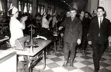 Nicolae Ceauşescu în vizită de lucru la Fabrica de confecţii din Focşani (© „Fototeca online a comunismului românesc”, cota: 41/1970)