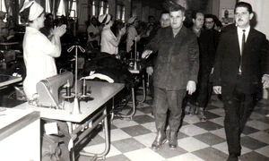 Nicolae Ceauşescu în vizită de lucru la Fabrica de confecţii din Focşani (© „Fototeca online a comunismului românesc”, cota: 41/1970)