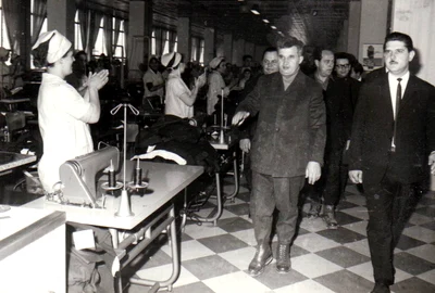 Nicolae Ceauşescu în vizită de lucru la Fabrica de confecţii din Focşani (© „Fototeca online a comunismului românesc”, cota: 41/1970)