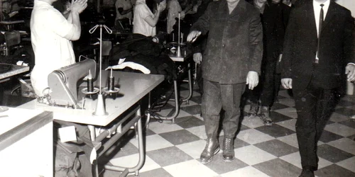 Nicolae Ceauşescu în vizită de lucru la Fabrica de confecţii din Focşani (© „Fototeca online a comunismului românesc”, cota: 41/1970)