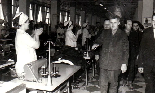 Nicolae Ceauşescu în vizită de lucru la Fabrica de confecţii din Focşani (© „Fototeca online a comunismului românesc”, cota: 41/1970)