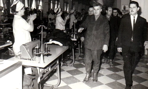 Nicolae Ceauşescu în vizită de lucru la Fabrica de confecţii din Focşani (© „Fototeca online a comunismului românesc”, cota: 41/1970)