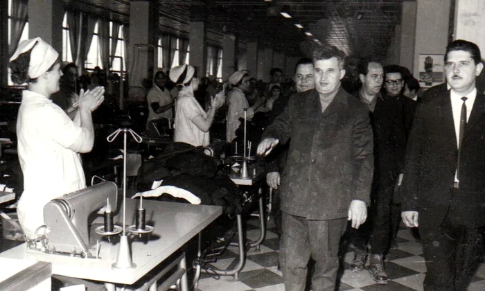Nicolae Ceauşescu în vizită de lucru la Fabrica de confecţii din Focşani (© „Fototeca online a comunismului românesc”, cota: 41/1970)