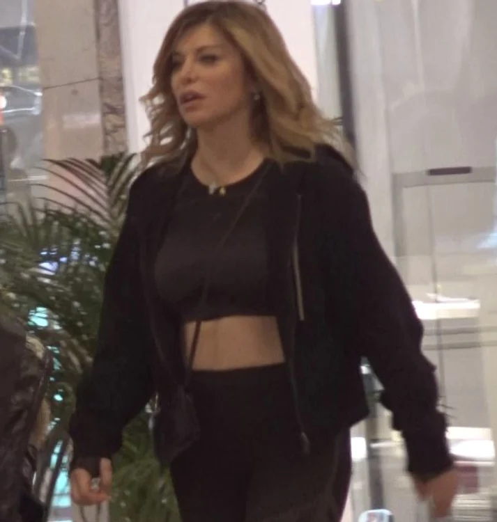 Loredana a făcut furori la mall cu trupul intens lucrat la sală