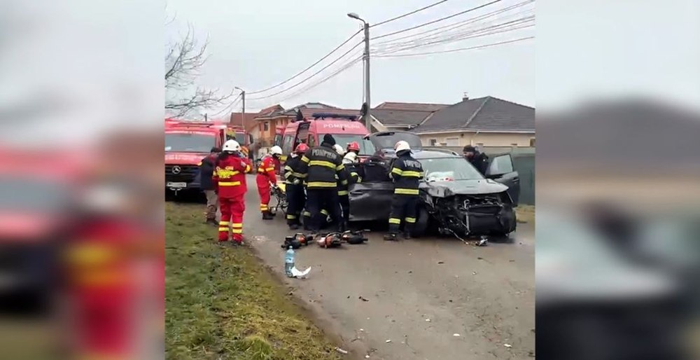 Momentul impactului dintre două mașini, în care a murit o persoană. Două accidente au avut loc în cateva ore, în aceeași intersectie din Timiș