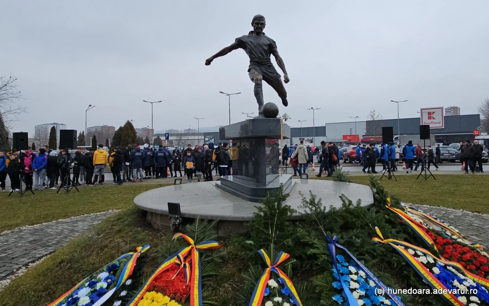 Mircea Lucescu a avut grijă de soția unui fotbalist pe durata Mondialului din 1990. Fiica acestuia nu l-a uitat: „A plecat la căpitanul lui”