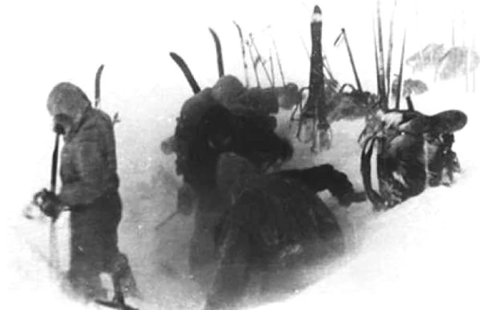 Incidentul Diatlov -Grupul de studenţi ruşi instalează cortul 2 februarie 1959 Foto arhivă