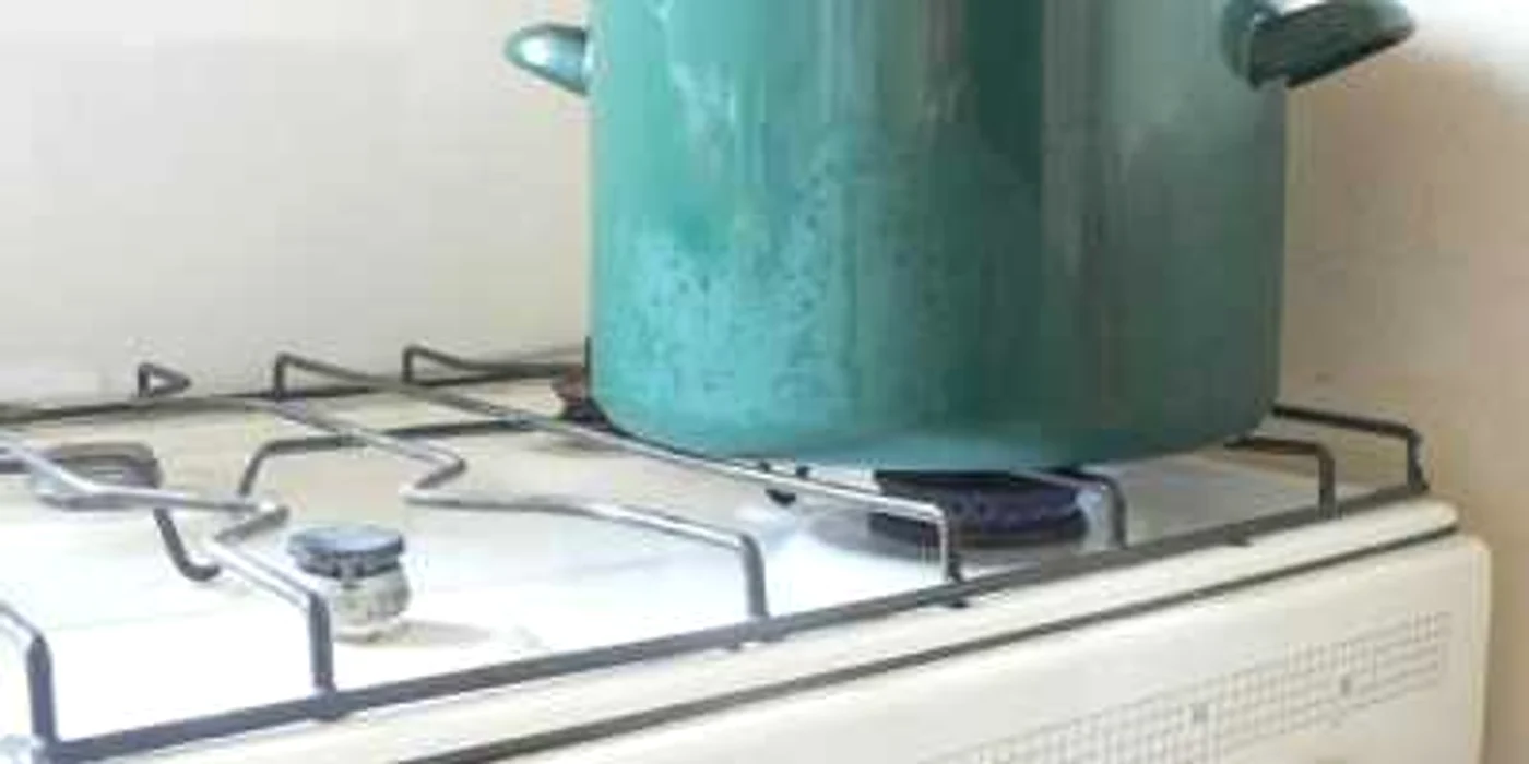 Femeia s-a culcat şi a lăsat mâncarea pe foc