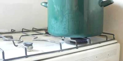 Femeia s-a culcat şi a lăsat mâncarea pe foc
