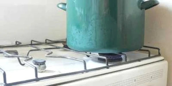 Femeia s-a culcat şi a lăsat mâncarea pe foc
