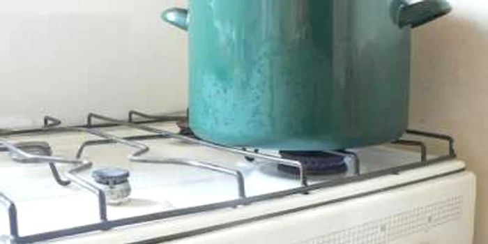 Femeia s-a culcat şi a lăsat mâncarea pe foc