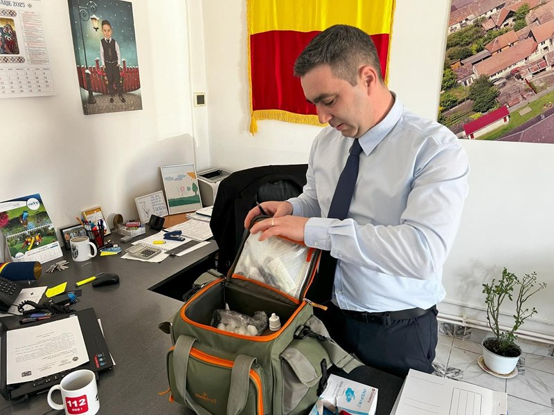Un edil din Sibiu oferă îngrijiri medicale locuitorilor din comună. „Primarul ne pune perfuzii, ne face injecții și ne pansează”