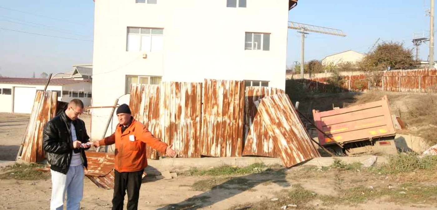 Şoferul nu ştie cum a plecat camionul de pe loc Foto: Bogdan Dimofte