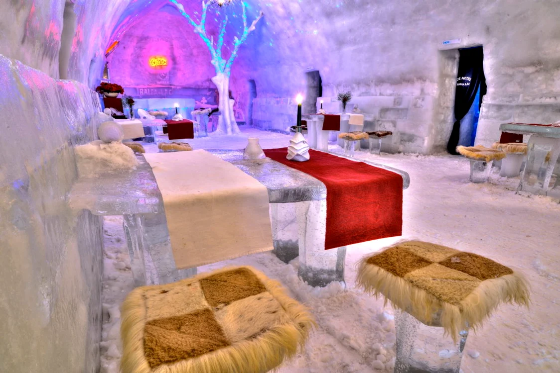 Zona de restaurant a hotelului de gheață 