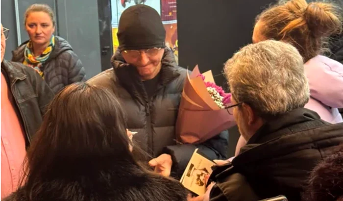 Așteptat de spectatori,  la ieșire