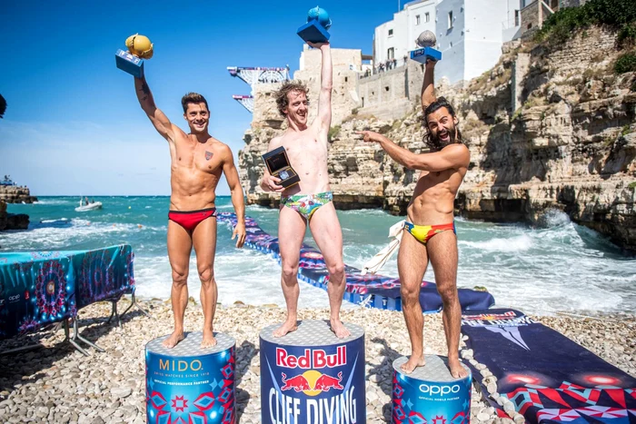 Constantin Popovici și Cătălin Preda l-au încadrat pe Gary Hunt pe podiumul din ItaliaFoto: Red Bull