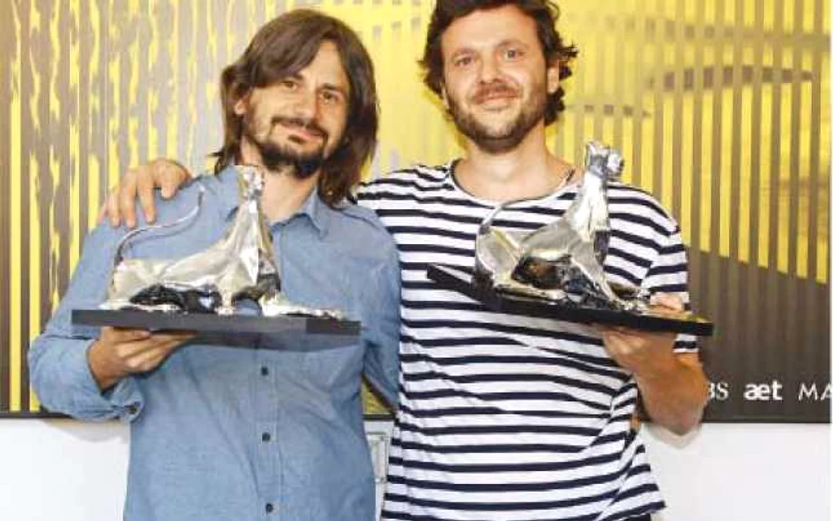 Adrian Sitaru (stânga) şi Bogdan Dumitrache, cu trofeele câştigate la Festivalul de Film de la Locarno Foto: guliver/getty images