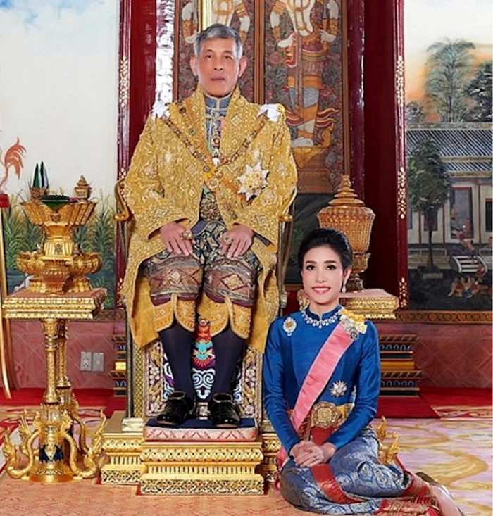 Regele şi amanta oficială, Sineenat Wongvajirapakd, nu se mai văzuseră din octombrie anul trecut, când aceasta a fost arestată la comanda lui.