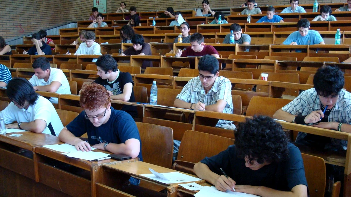 Candidaţii la mai multe Universităţi susţin luni examenul de admitere