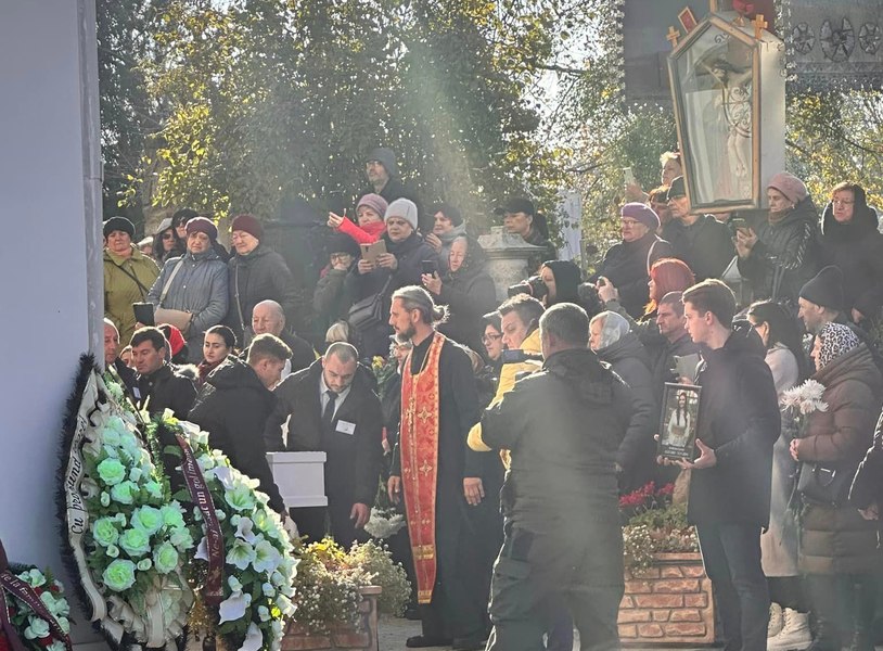 Imagini tulburătoare de la înmormântarea fiicei artistului Igor Cuciuc: „De ce, Doamne, mi-ai luat, la 17 ani, fata? Nu este leac sa ne revenim”