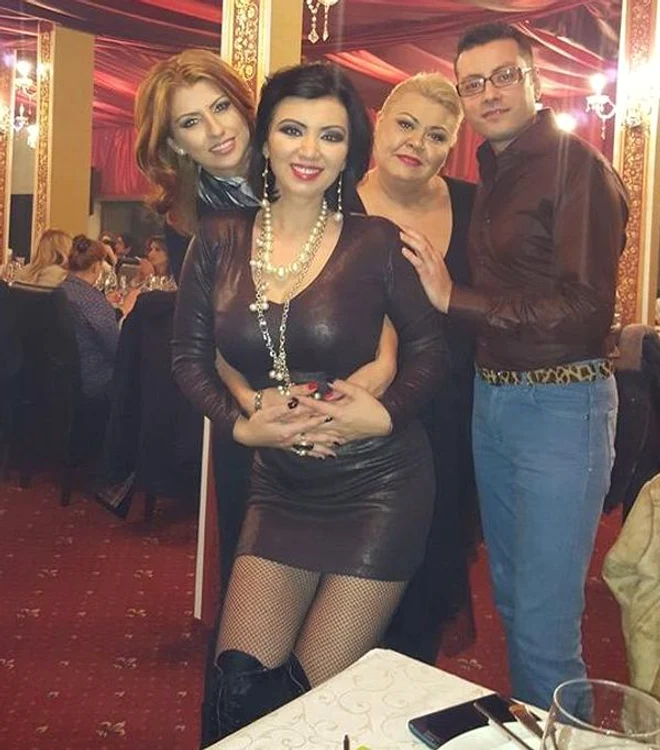 Adriana Bahmuţeanu a ieşit la restaurant îmbrăcată provocator