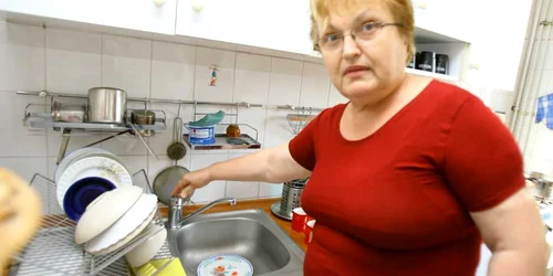 Pe locatarii blocurilor din Micro 19 întreruperea furnizării apei i-a pus în dificultate pentru că nu aveau rezerve