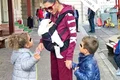 Elena Băsescu nu mai are nici o mână liberă, iar la piept o ţine pe micuţa Anastasia jpeg