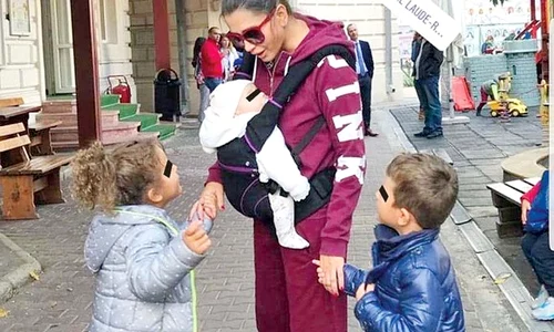 Elena Băsescu nu mai are nici o mână liberă, iar la piept o ţine pe micuţa Anastasia jpeg