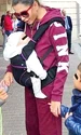 Elena Băsescu nu mai are nici o mână liberă, iar la piept o ţine pe micuţa Anastasia jpeg