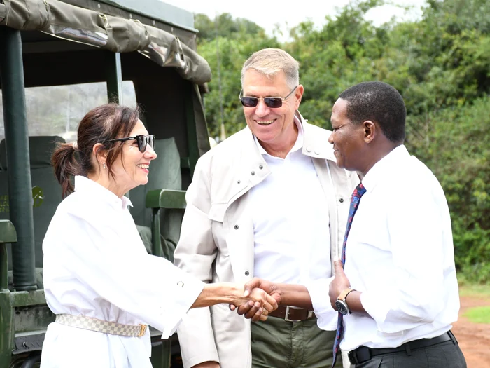 Carmen Iohannis și Klaus Iohannis alături de un oficial kenyan FOTO X Kenya Wildlife Service