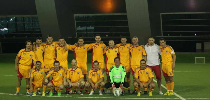 Vasile Niculae (în verde), alături de echipa românilor din Qatar