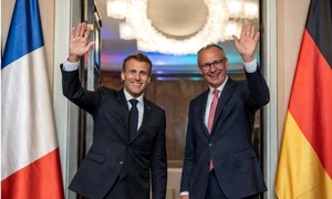 Emmanuel Macron si Merz captura video png