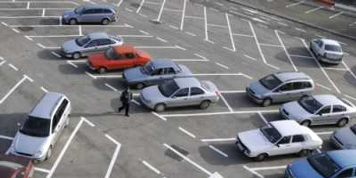 Un tichet de parcare costă acum 1 leu pentru toată ziua, de luni până vineri.