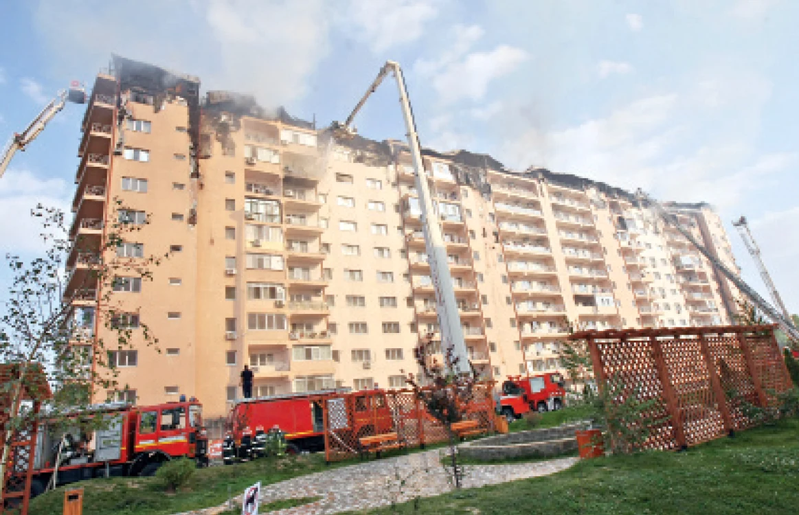 
    Aproape 100 de apartamente din blocurile 7 şi 8 au fost  distruse de flăcări, fum şi apă  