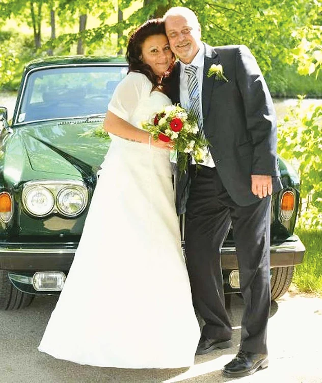 
    Klaus Schweikert  (58 de ani) a luat-o de nevastă pe Lucie (28 de ani) la două săptămâni după ce s-au cunoscut  