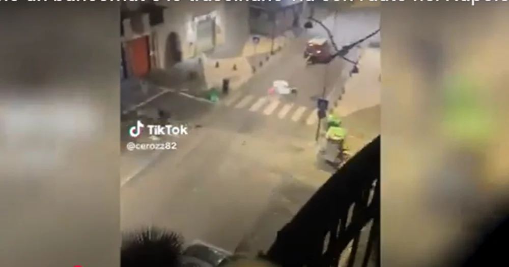 Imagini virale cu furtul unui bancomat, în Italia. Hoții l-au legat de mașină și l-au târât prin oraș