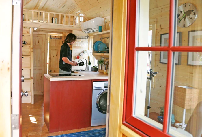 În bucătărie încape o chiuvetă, maşina de spălat vase şi dulapuri