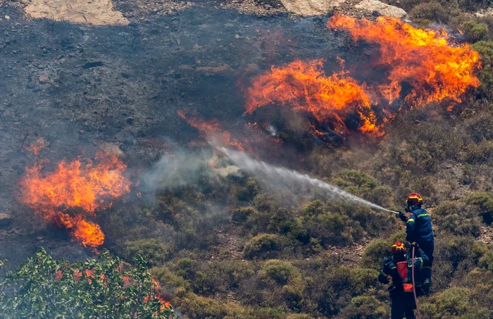 Pompierii participă la stingerea unui incendiu în Grecia FOTO Arhivă
