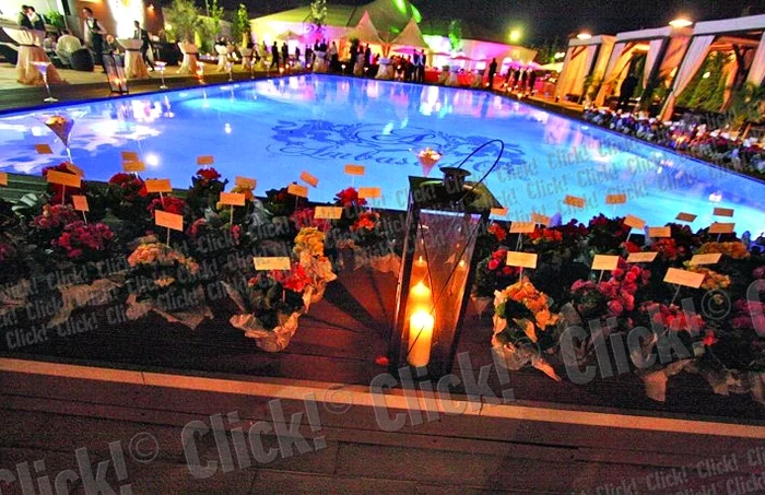 La plecare, fiecare invitat a  primit din partea mirilor câte  o floare în ghiveci, care să le  aducă aminte de petrecere