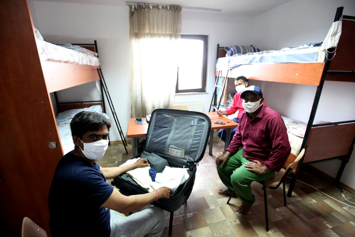 Au venit de la 5.621 km distanță doar  cu un geamantan