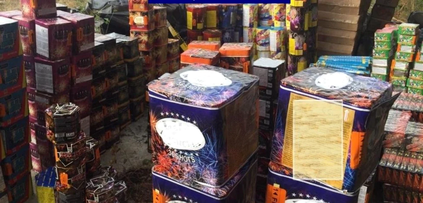 Tone de articole pirotehnice, deţinute ilegal, confiscate de poliţişti FOTO Poliţia Română