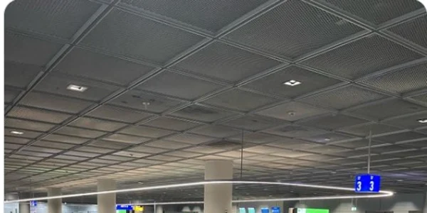 Sute de bagaje au rămas abandonate pe aeroportul din Frankfurt FOOT Twitter