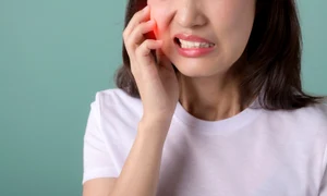 Probleme dentare la menopauza  Sursa foto shutterstock 2501421541 jpg