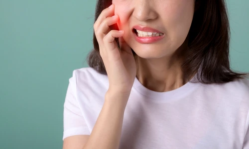 Probleme dentare la menopauza  Sursa foto shutterstock 2501421541 jpg