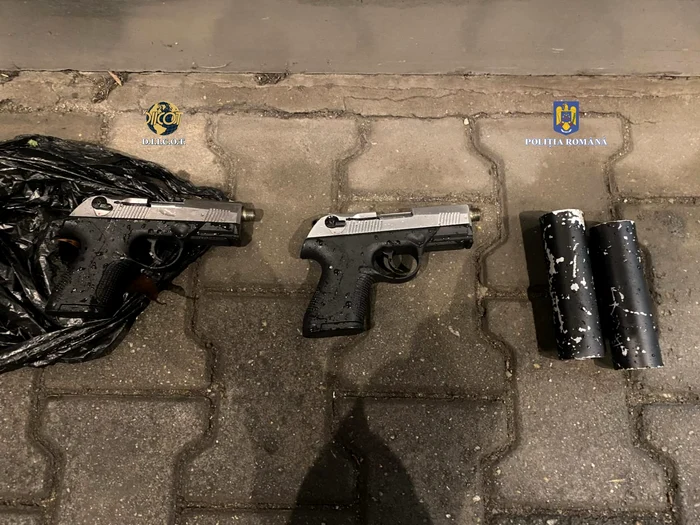 Prins în timp ce avea asupra sa două pistoale Foto: DIICOT